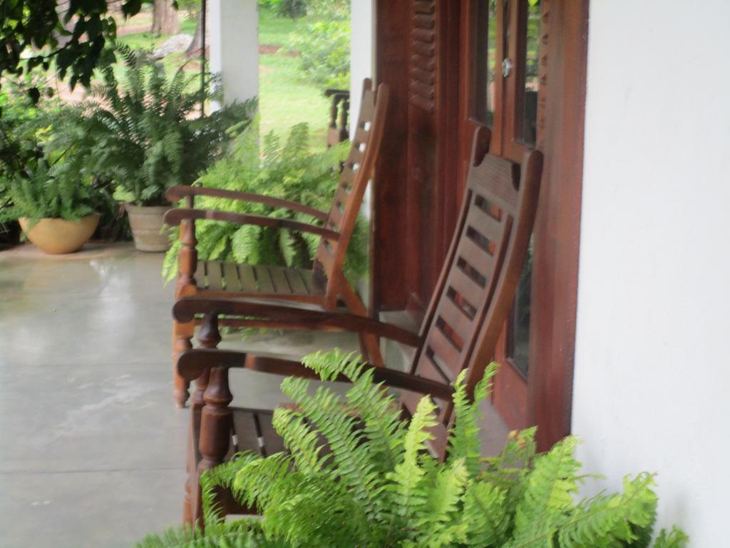 Hotel Shalini Anurâdhapura Extérieur photo
