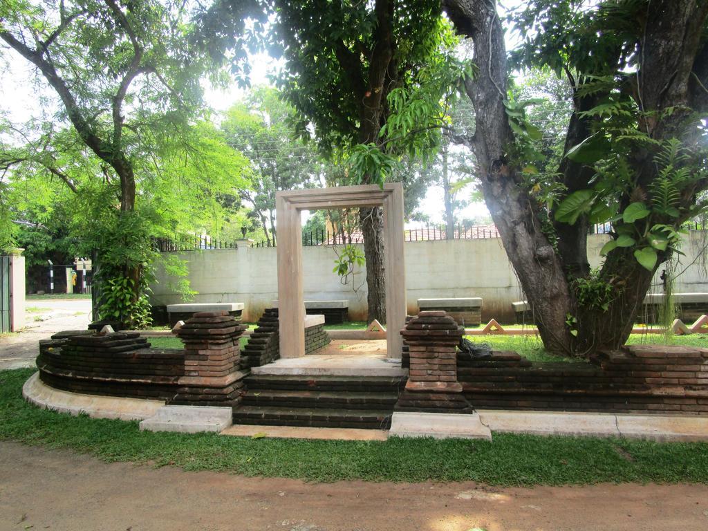 Hotel Shalini Anurâdhapura Extérieur photo