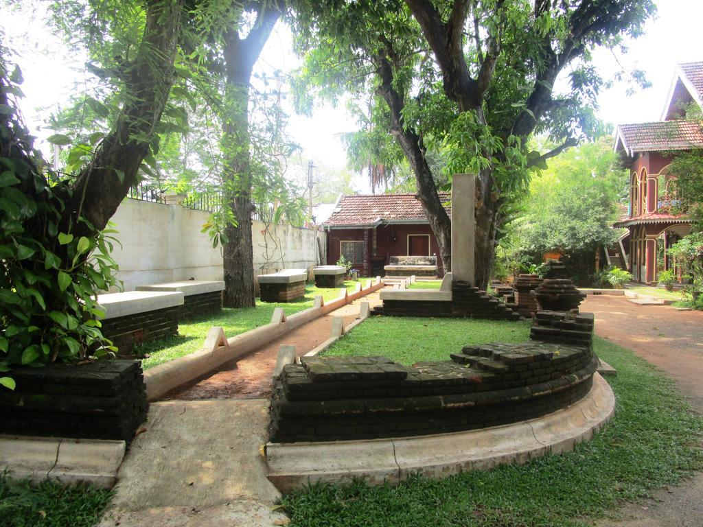 Hotel Shalini Anurâdhapura Extérieur photo