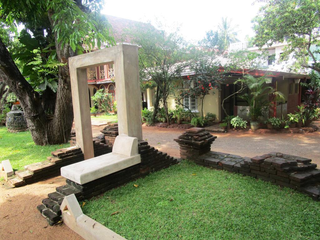 Hotel Shalini Anurâdhapura Extérieur photo