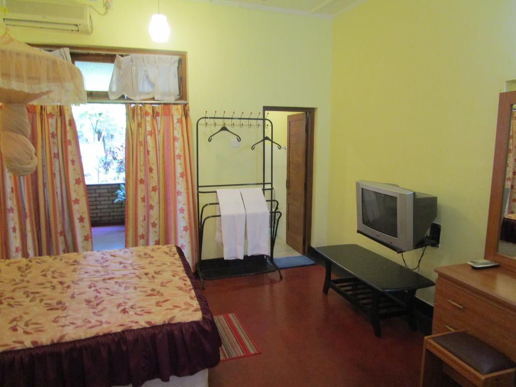 Hotel Shalini Anurâdhapura Extérieur photo