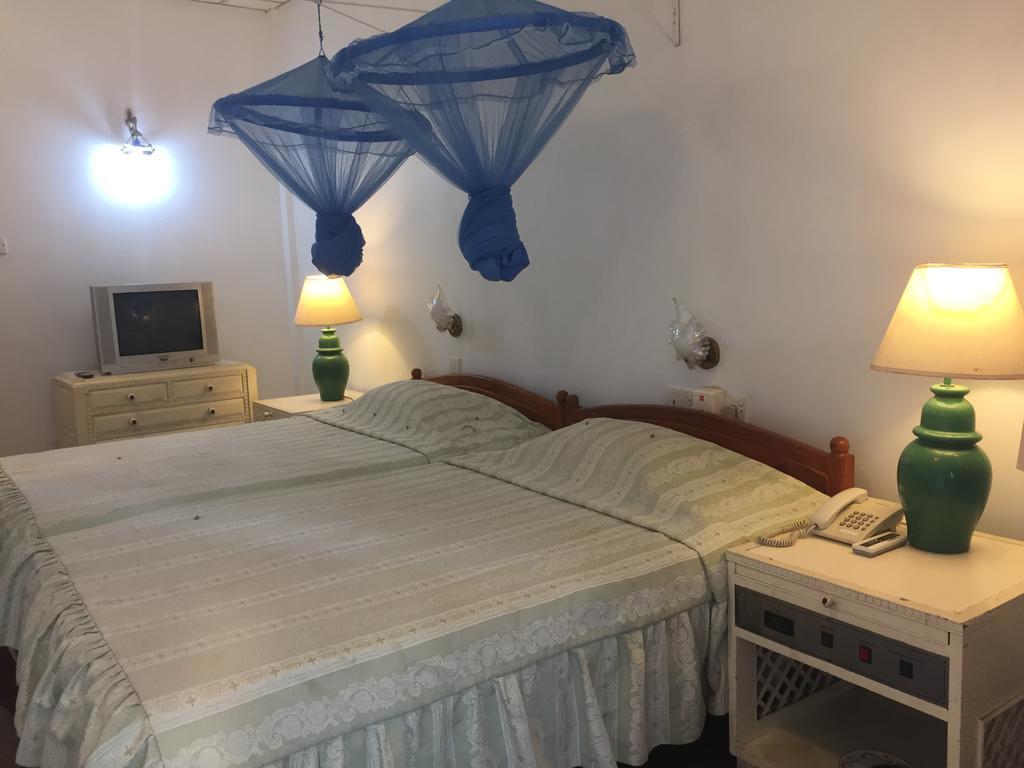 Hotel Shalini Anurâdhapura Extérieur photo