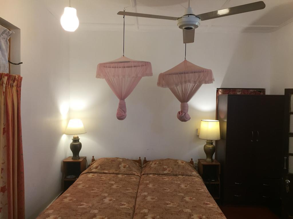 Hotel Shalini Anurâdhapura Extérieur photo