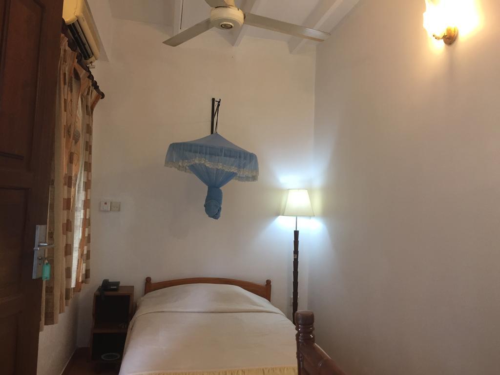 Hotel Shalini Anurâdhapura Extérieur photo