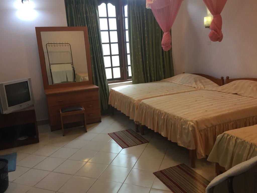 Hotel Shalini Anurâdhapura Extérieur photo