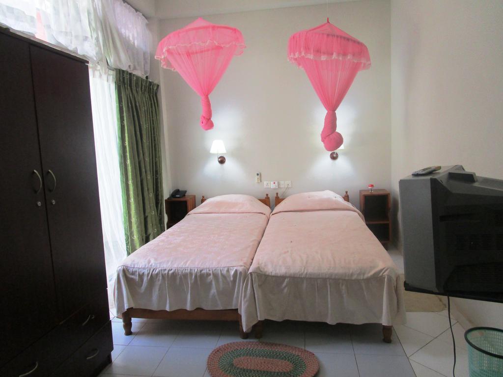 Hotel Shalini Anurâdhapura Extérieur photo