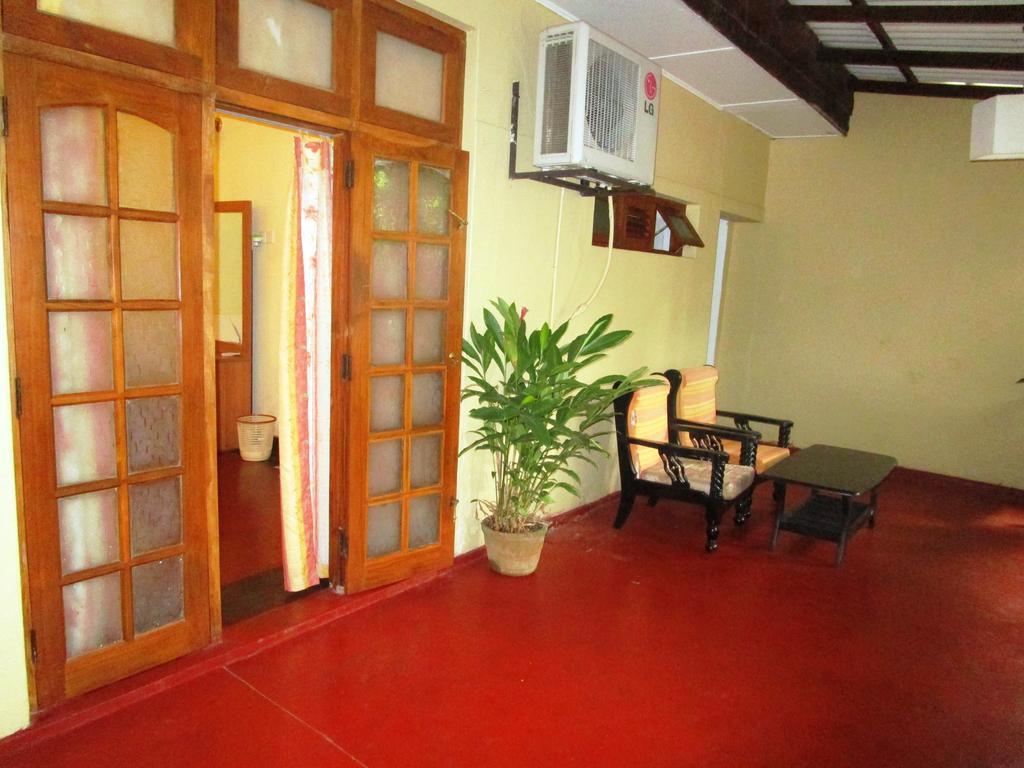 Hotel Shalini Anurâdhapura Extérieur photo