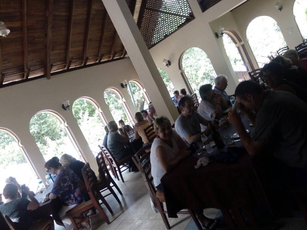 Hotel Shalini Anurâdhapura Extérieur photo